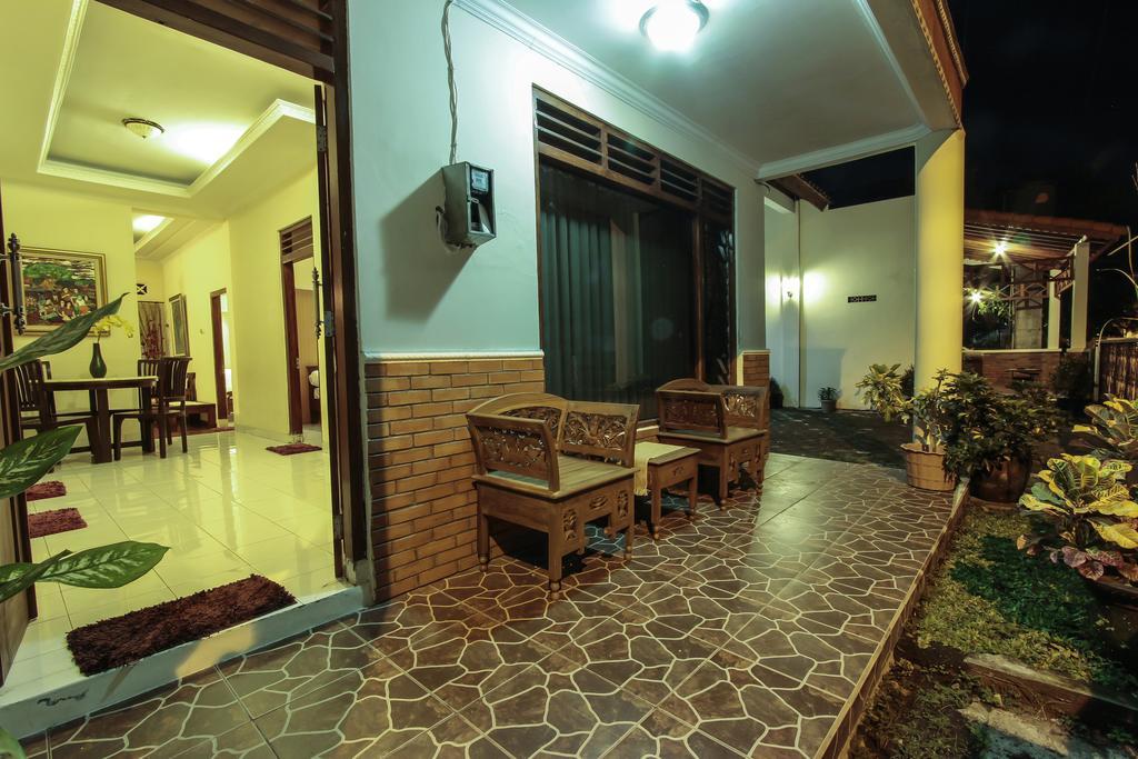 Griya Langen Guesthouse Yogyakarta Exterior foto